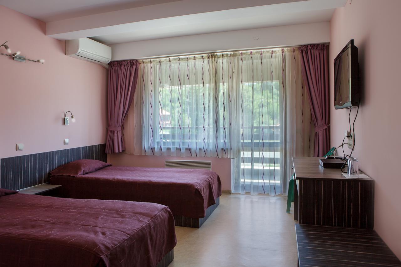 Family Hotel Kipra Buitenkant foto
